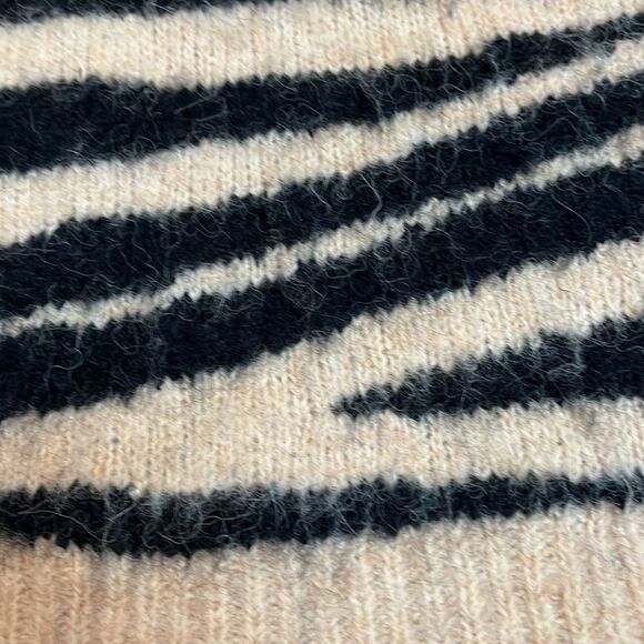 Madewell Crewneck oversize fuzzy zebra print sweater size medium - Picture 6 of 7
